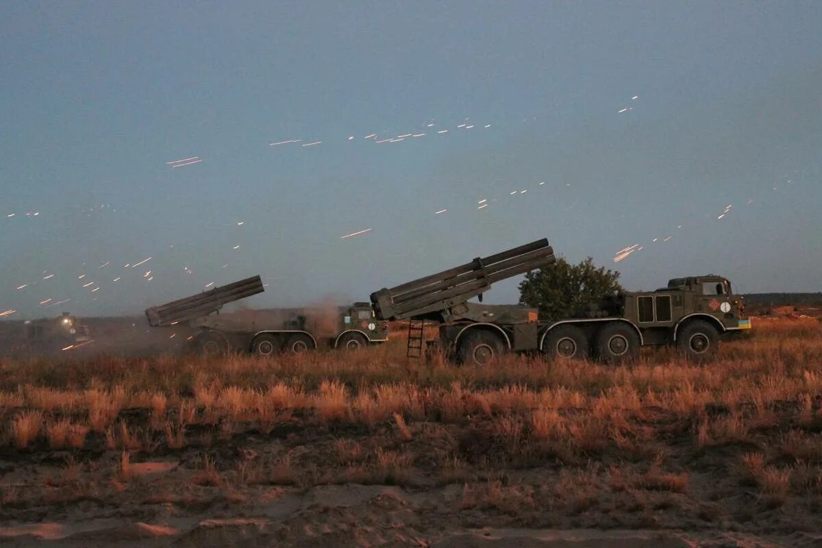 Обстрел рсзо. Бм 9п140. ураган рсзо. торнадо рсзо всу. бм ураган 9п140.