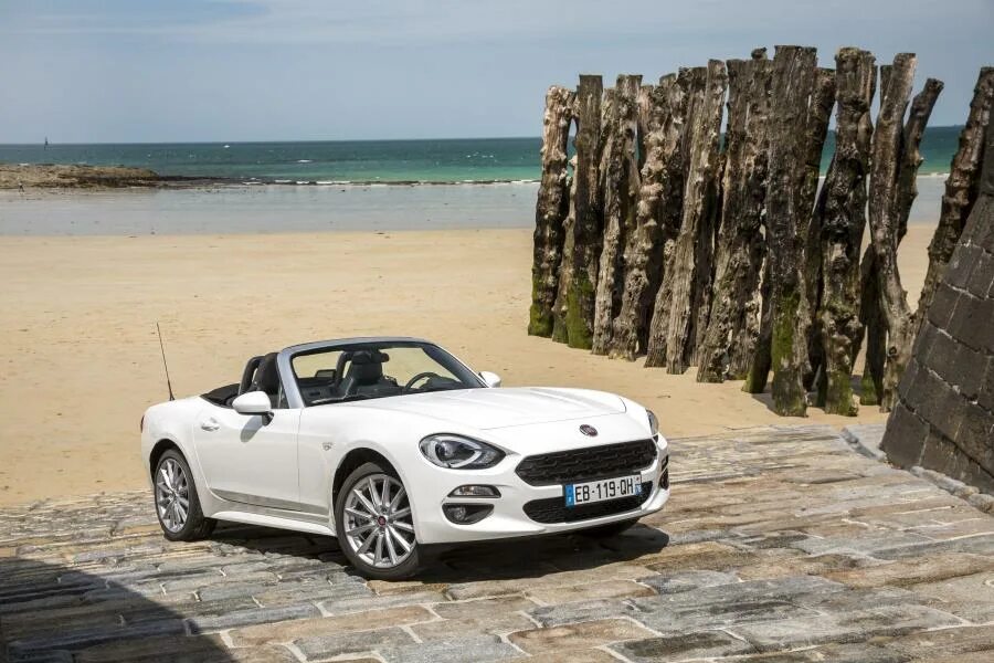Fiat 124 spider 2016. Fiat 124 spider. Фиат кабриолет 124 spider. Fiat 124 spider 2016. Fiat 124 spider 2016.