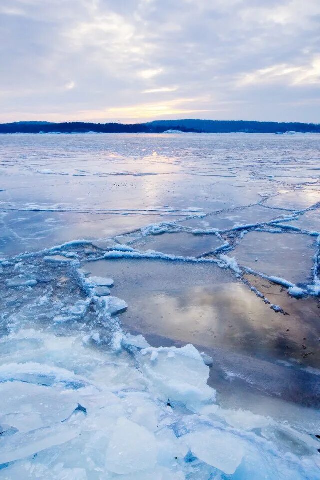 Скованное льдом озеро. Ледяные облака. Ледяной океан. Льдина в море. Во льдах Арктики.