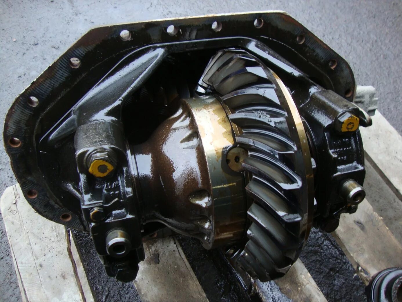 124 мерседес дизель 2. Редуктор мерседес. Редуктор актрос 1337. Редуктор переднего моста мерседес актрос. Редуктор заднего моста мерседес 190.