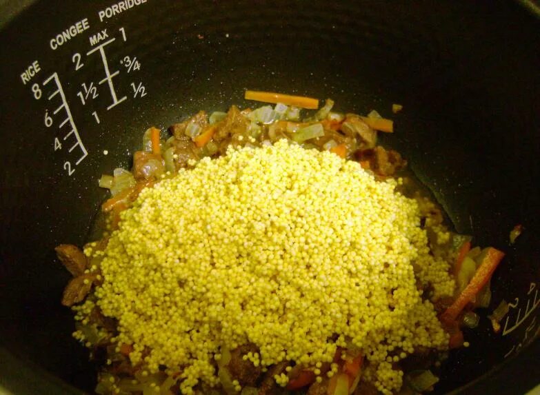 Пшенка в мультиварке с мясом. Как сварить кашу пшеничную в мультиварке скороварке. Горошница с мясом в мультиварке. Приготовление перловой крупы в мультиварке. Каша перловая с мясом в скороварке в банках.