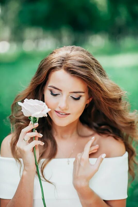 Девушка счастливая в шляпе. Девушка в цветах. Русая девушка. Природная красота девушек. Наслаждение женщины.