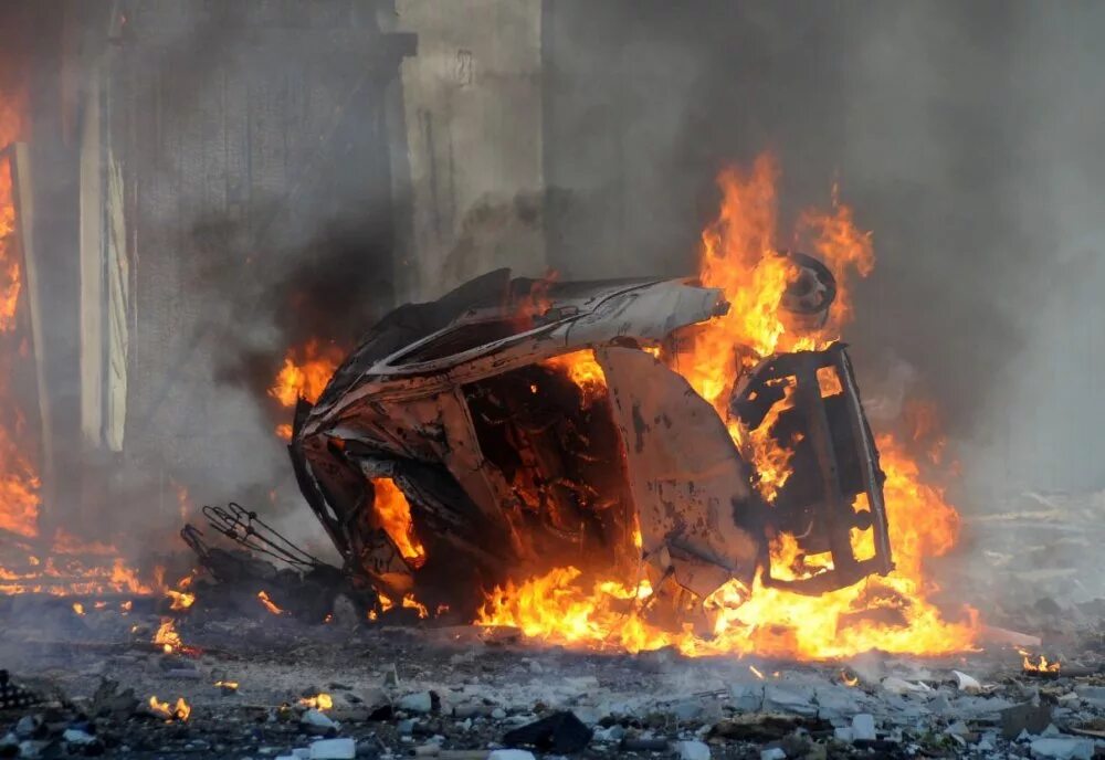 Горящий автомобиль. Подрыв автомобиля. Взрыв машины в воздухе. Подрыв автомобиля. Подрыв автомобиля.