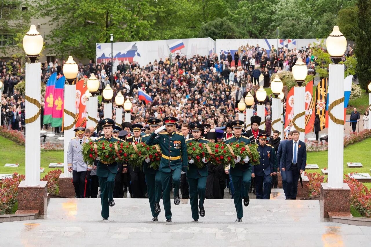 9 мая в сочи. День Победы Сочи. Парад Победы в Новороссийске. Парад 9 мая Сочи. Мемориальный комплекс Сочи.