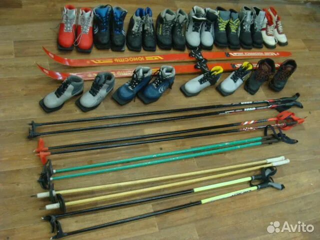 Купить лыжи б у на авито. Лыжи палки ботинки. Лыжные ботинки у шкафчиков. Лыжи ботинки палки тис. Ботинки для лыж 43 размер.