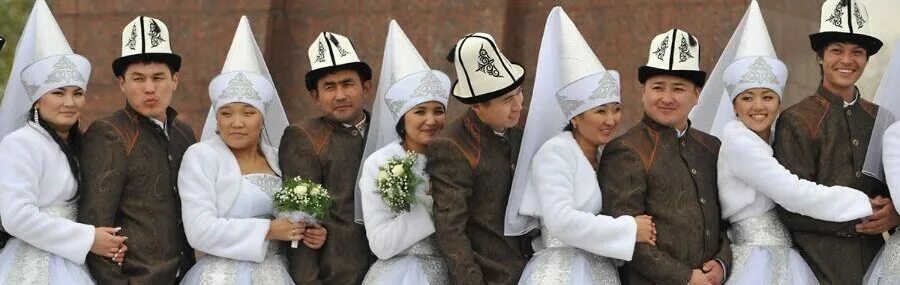 Казахская свадьба на казахском языке. Казахская свадьба. Шапка на казахскую свадьбу для невесты. Свадьба казашки и башкира. Казахи и башкиры Оренбуржья.
