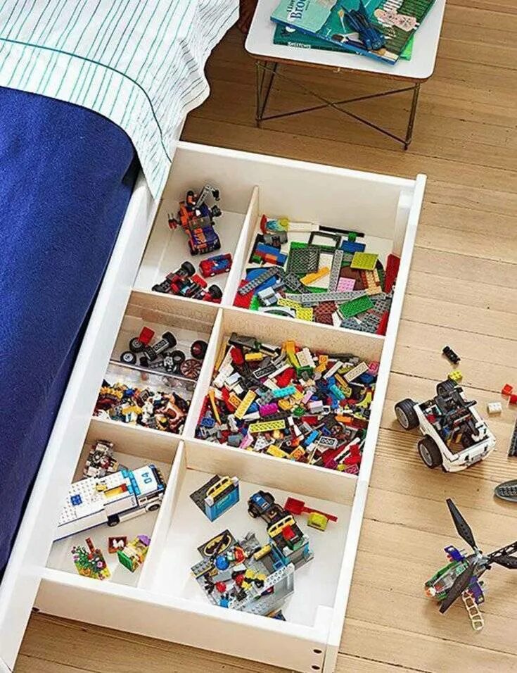 Место для хранения игрушек. Дети и родители убирают игрушки. Организация пространства в детской. Навести порядок в игрушках. Хранение игрушек в детской.