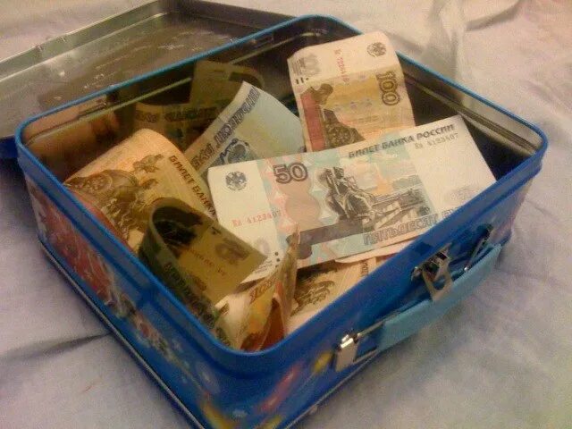 Копил деньги на покупку. Коробка с деньгами. Ящик для денег. Коробочка для денег. Коробка для денег копилка.