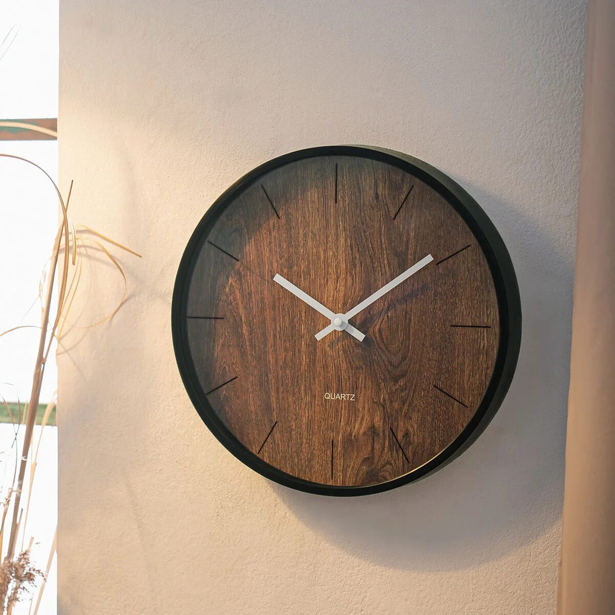 Часы деревянные икеа. Часы на дачу. Уличные часы для загородного дома.