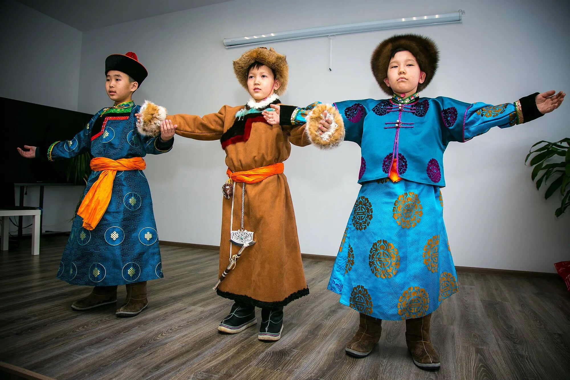 Одежда бурятии национальная бурятии. Костюм хонгодоров бурятский национальный. Бурятская национальная одежда дэгэл. Нац костюм бурятии. Бурят национальный костюм дэгэл.