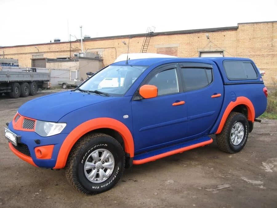 Mitsubishi l200 Раптор. Mitsubishi l200 оранжевый. Mitsubishi l200 синий. Митсубиси l200 оранжевый.