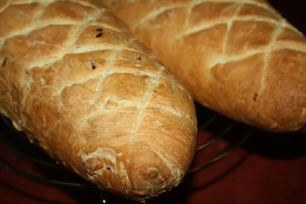 Чесночный хлеб. Хлеб с чесноком и зеленью в духовке. Луковый хлеб. Чесночный хлеб в духовке. Рецепт постного хлеба в духовке в домашних