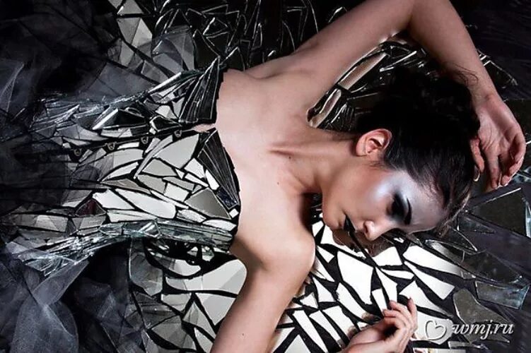 разбитое зеркало с кровью. по разбитым зеркалом женская версия. фотосессия с осколками стекла. разбитое стекло. отражение девушки в разбитом зеркале.