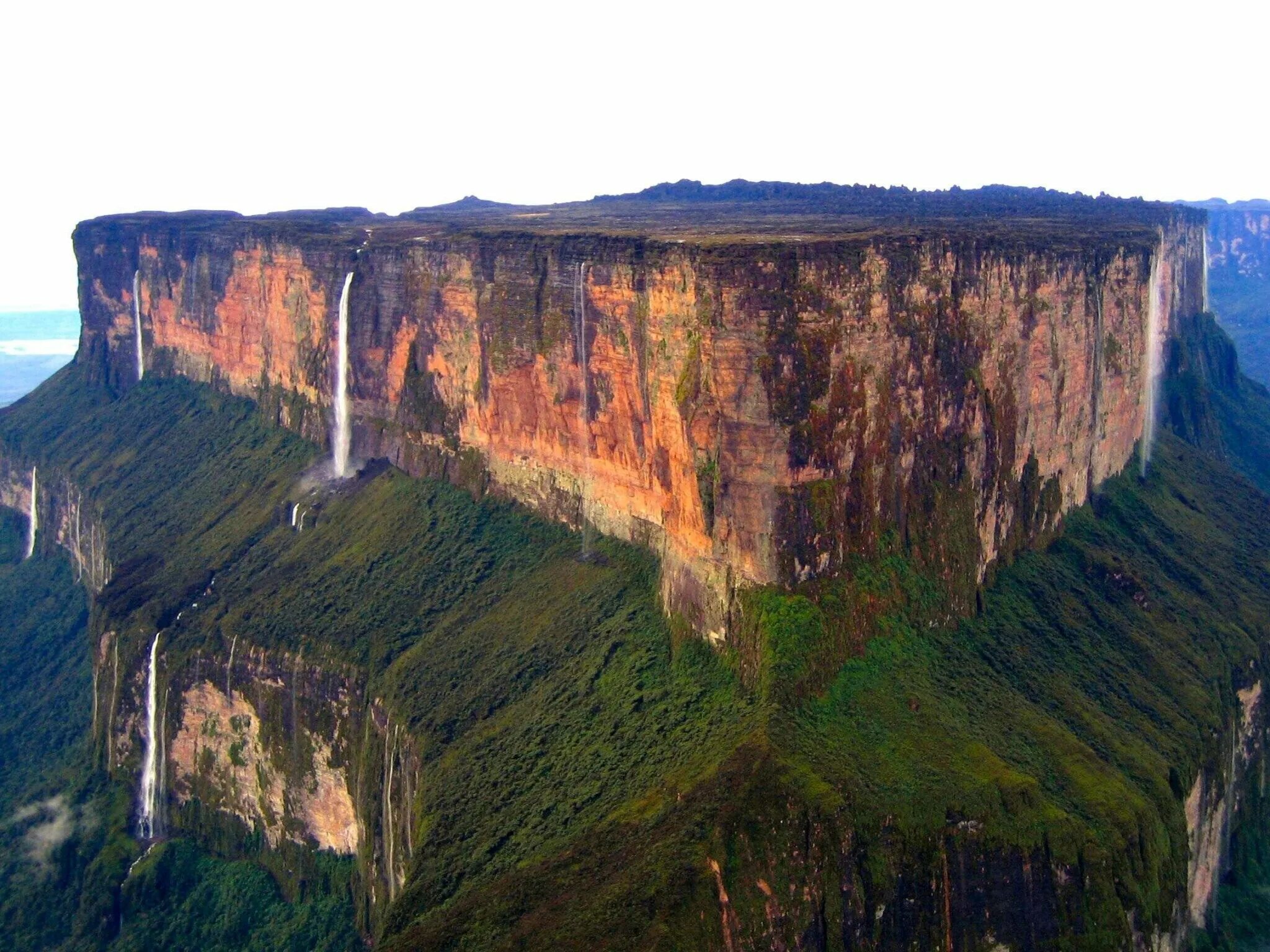 Водопад на гвианском плоскогорье. Венесуэла плато Рорайма. Столовая гора Рорайма. Столовая гора Рорайма в Венесуэле. Венесуэла парк Канайма гора Рорайма.