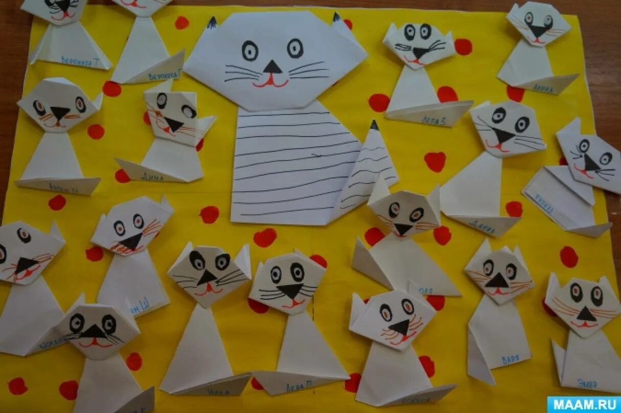 Поделки в подготовительной группе. Оригами в старшей группе детского сада. Поделки из бумаги подготовительная группа. Конструирование из бумаги для дошкольников. День кошек в средней группе