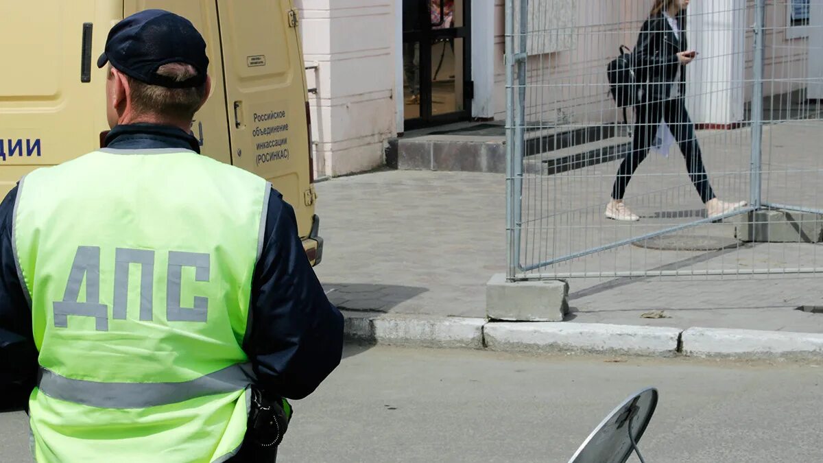 Завтра москва будет перекрыта. Ограничение движения. На улице нет судьи картинка. Что прилетело в Москва Сити. День ВДВ В Москве 2023.