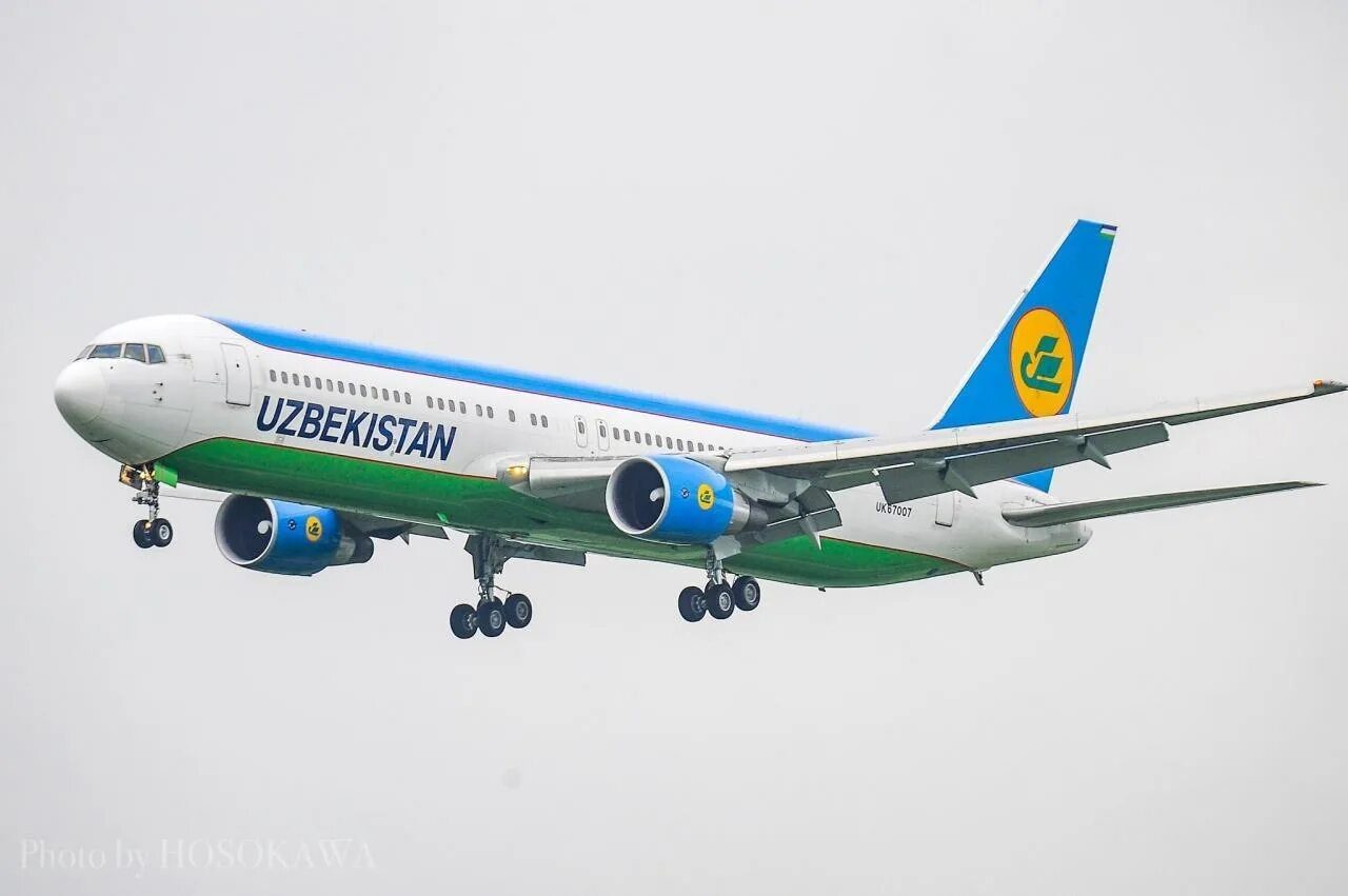 Uzbekistan airways рейсы. Самолет Uzbekistan Airways. Uzbekistan Airways Москва Ташкент. Боинг Аирвейс Узбекистан Эйрвейз 767. Uzbekistan Airways самолет 32q.