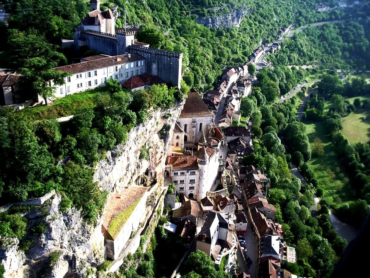 Деревня на отвесных скалах. Буддийские храмы и монастыри китая. Хунань китай. Город на скале кастельфольит-де-ла-рока испания фото. Рокамадур, город черной мадонны.