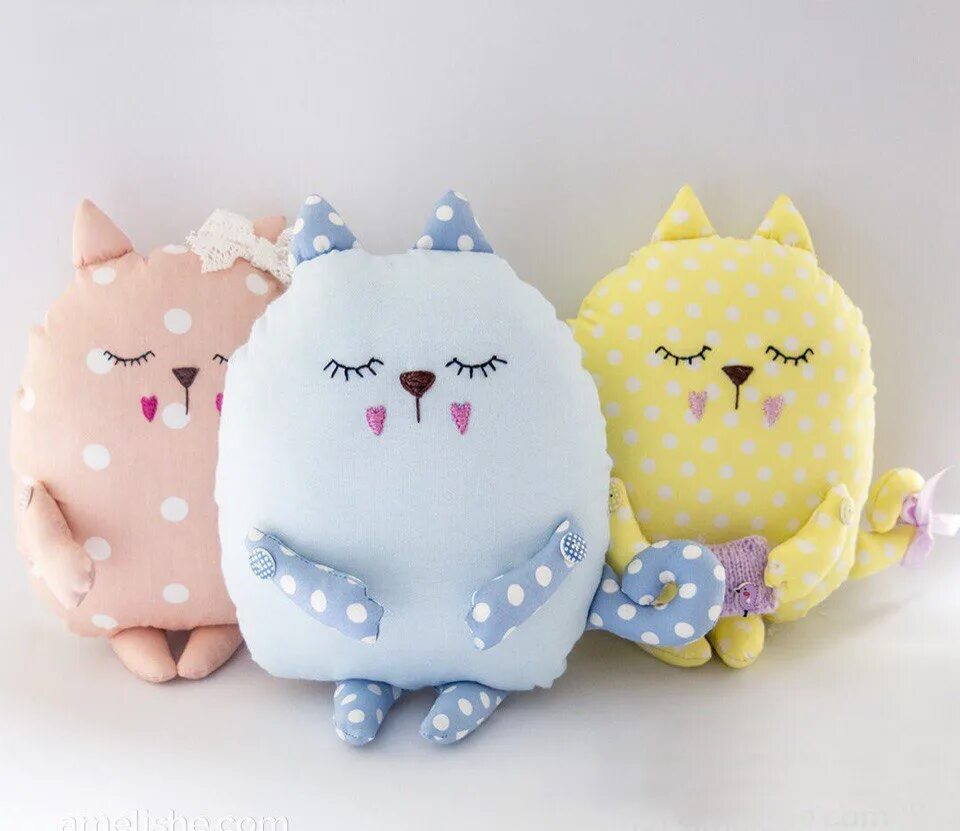 Подушки сплюшки. Кот-подушка. Подушки сплюшки котики. Игрушки для подушки. Кошка сплюшка.