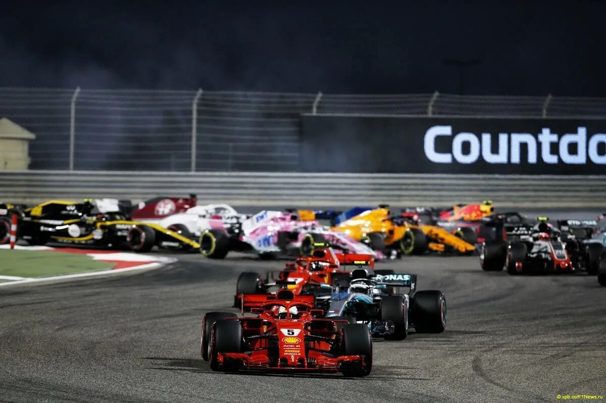 Включи полли гонка. Гран при Бахрейна 2018 Феттель. Себастьян Феттель Бахрейн 2018. Трасса Бахрейн ф1. Поле для гонок.