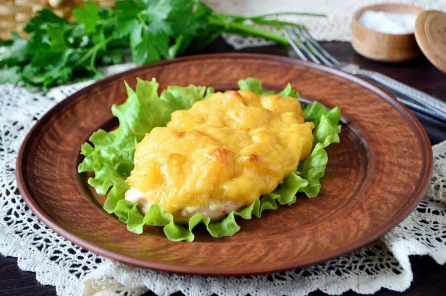 Филе куриное с ананасом под сыром. Куриная грудка с ананасами. курица с ананасами в духовке под сыром. куриное филе с ананасами и сыром. куриное филе под сыром.
