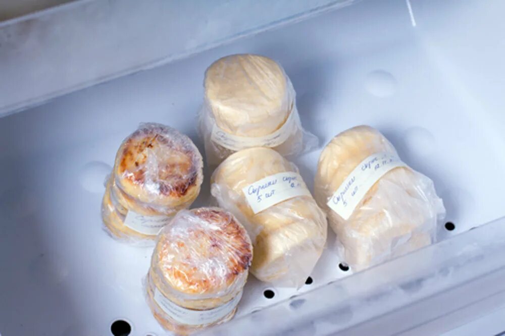 Сколько хранить блины в холодильнике. Заготовки выпечки в морозилке. Готовая замороженная выпечка. Готовая выпечка заморозка. Сыр в морозилке.