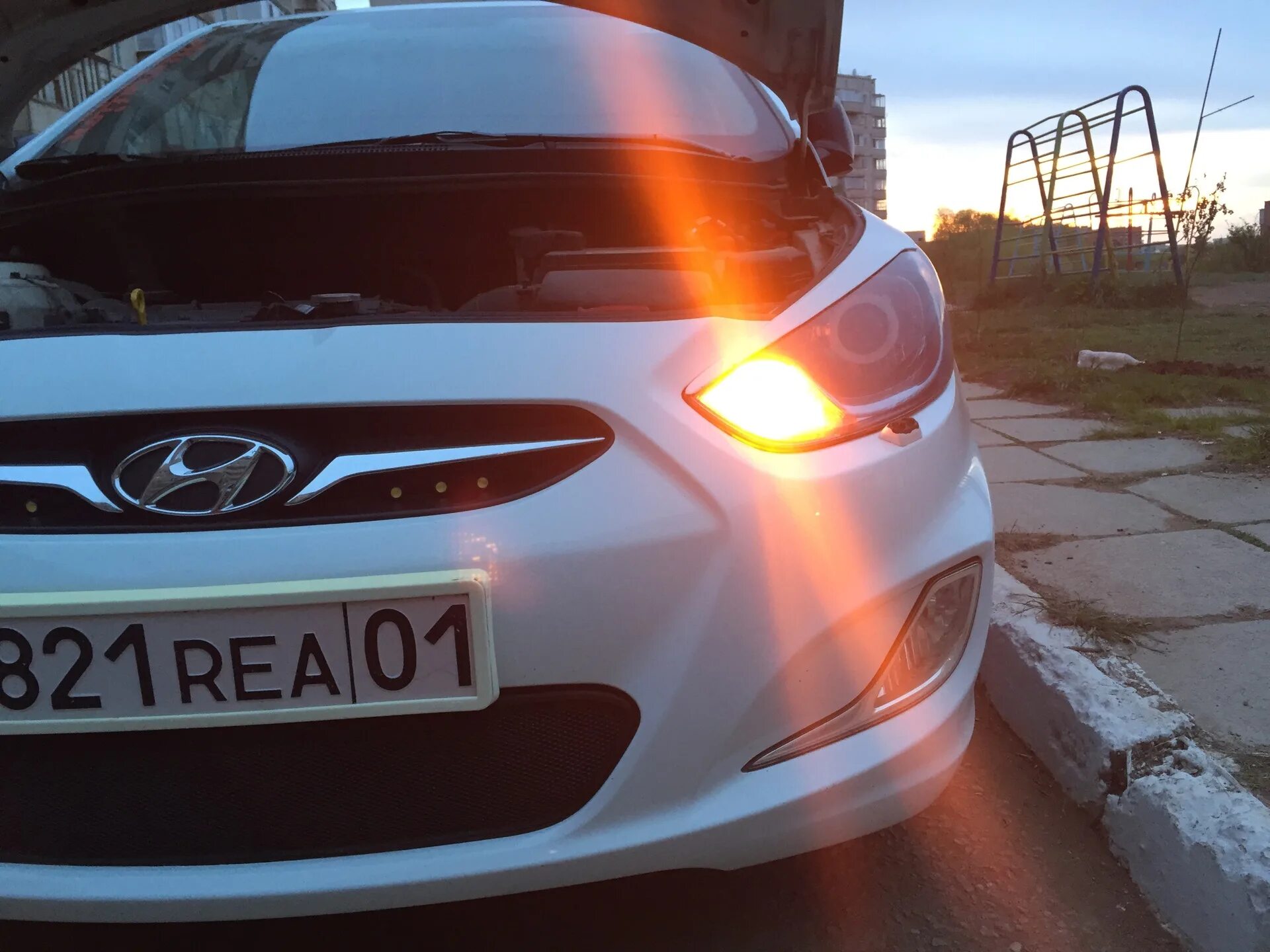 Хендай солярис поворотники. ДХО Солярис 2. Hyundai Solaris 2 габарит поворотник. Поворотники Hyundai Solaris 1. Американки Hyundai Solaris.