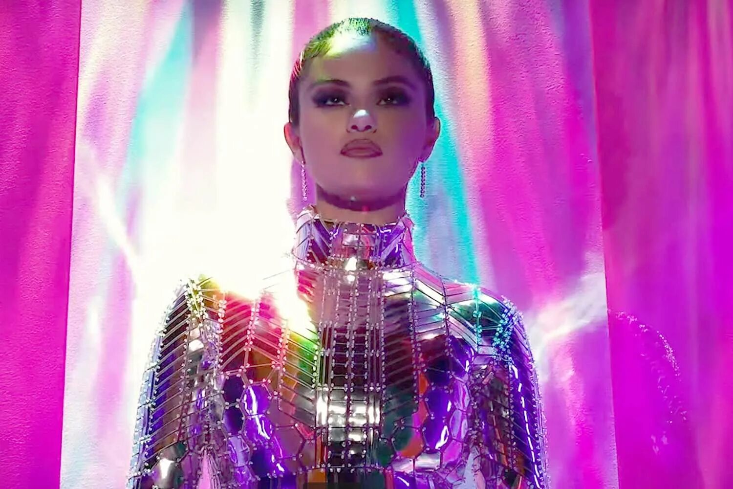 Look at she песня. Selena gomez look at her now. look at her now. look клип 2025. selena gomez look at her now обложка.
