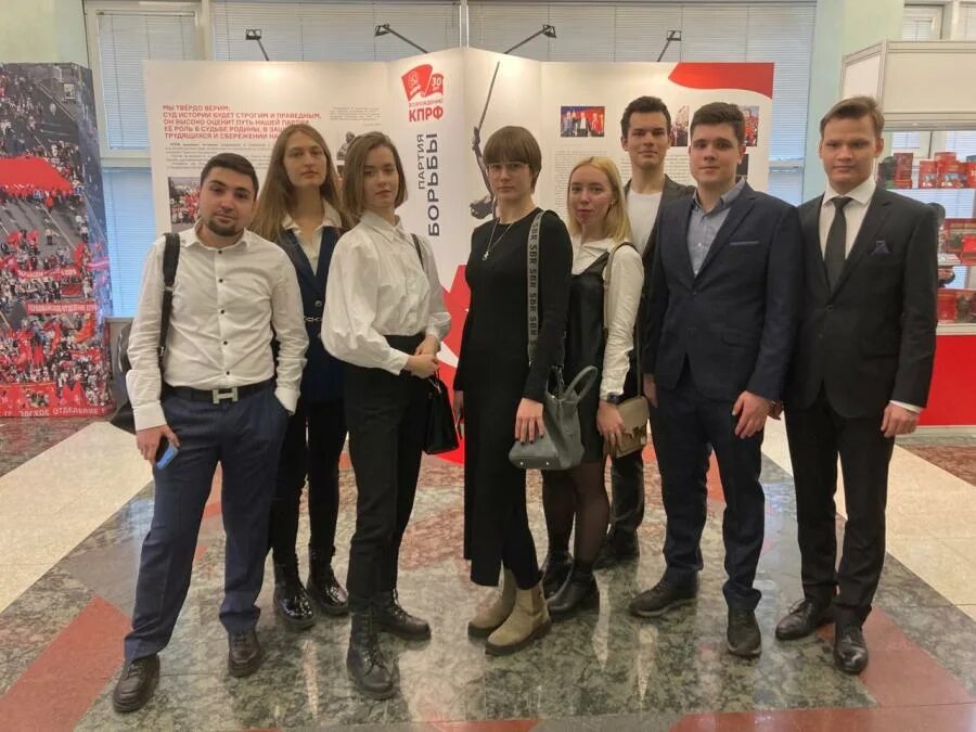 Студенты посетили выставку. Студенты посетили выставку