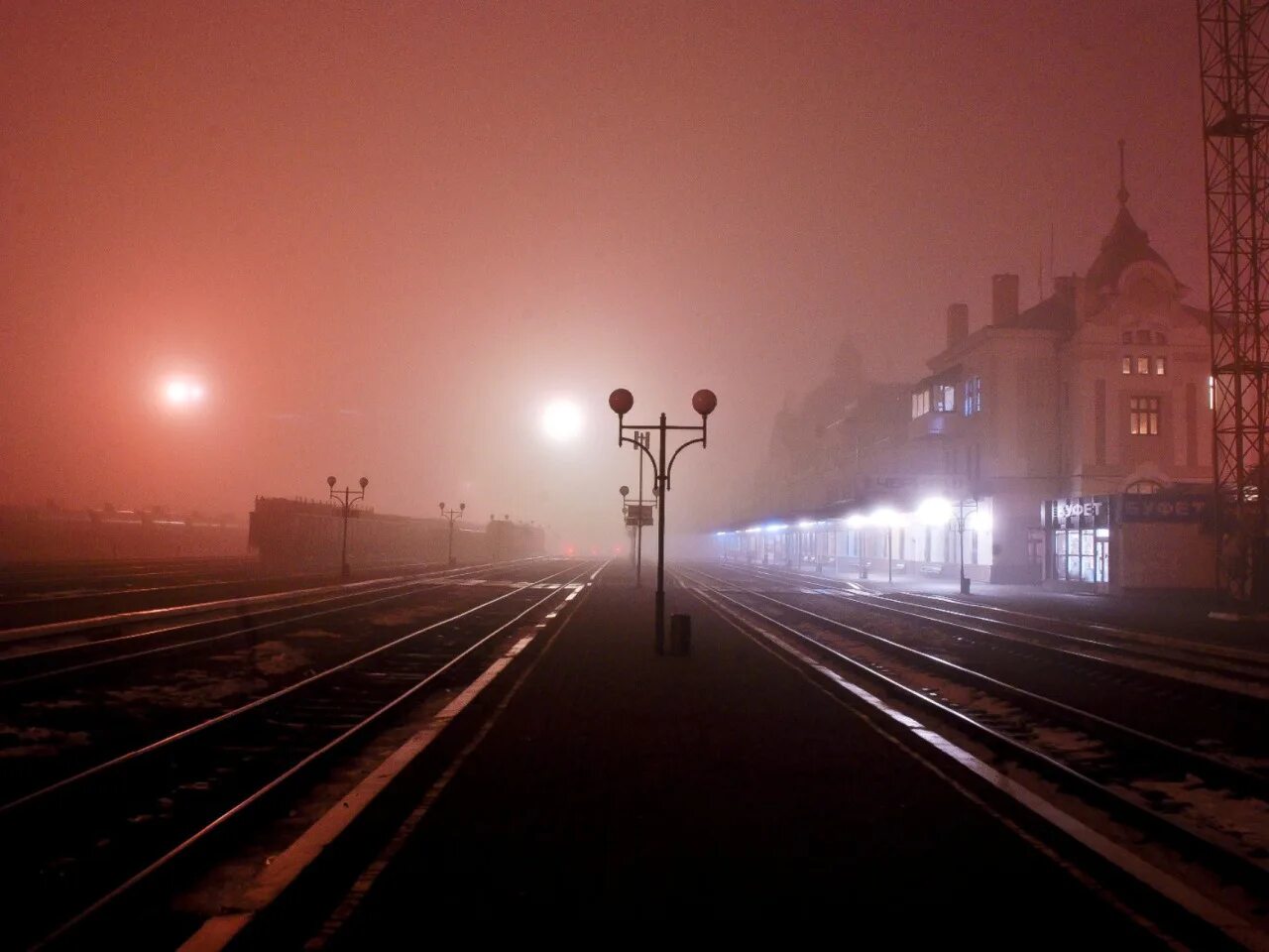 Перрон ночью. Ночной вокзал. Ночной перрон. Вокзал в тумане. Перрон вокзала.