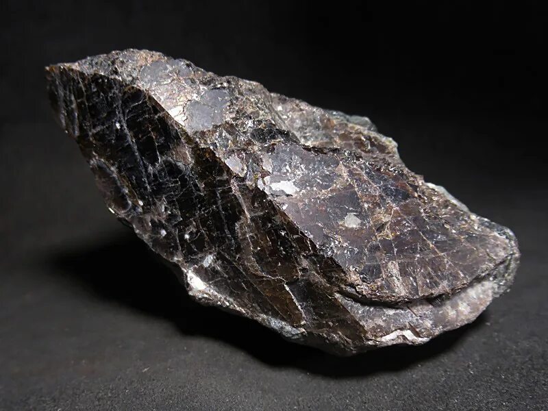 Лампрофиллит минерал. Титанит минерал Хибины. КОВДОРСКИТ минерал. Титан камень. Титаномагнетит