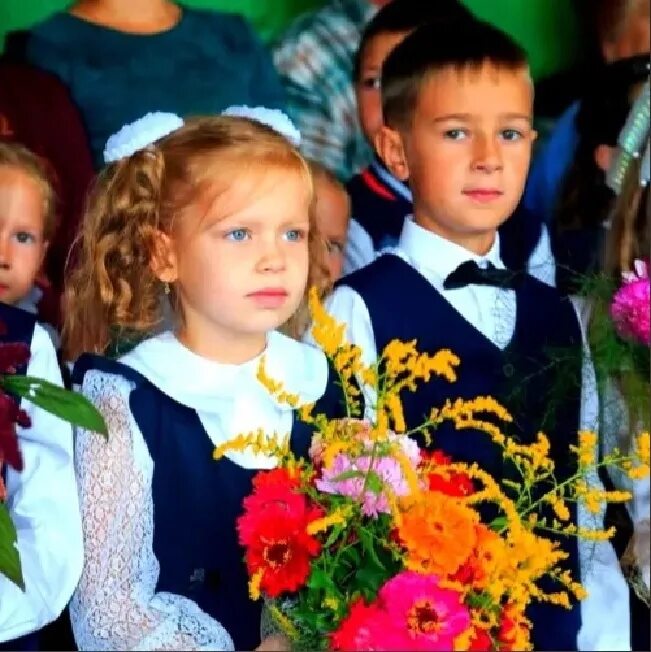 Выступление 5 класса на 1 сентября. 1 сентября. линейка 1 сентября. школьники 1 сентября. первое сентября пятый класс.