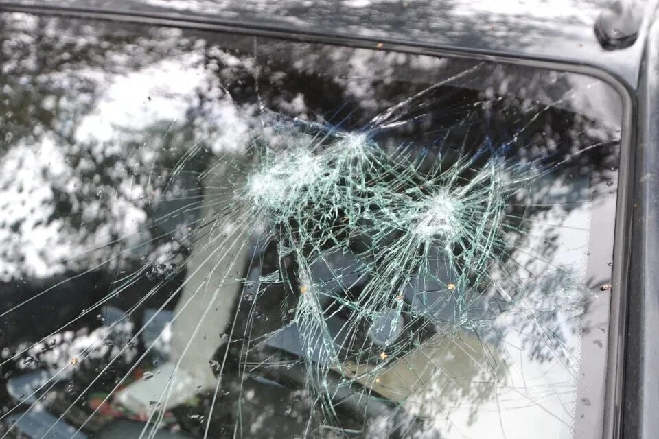 Разбиты окна машин. Разбитое в лобовое ВАЗ 2114. Разбитое лобовое ВАЗ 2110. Разбитое окно. Разбитые стекла в машине.