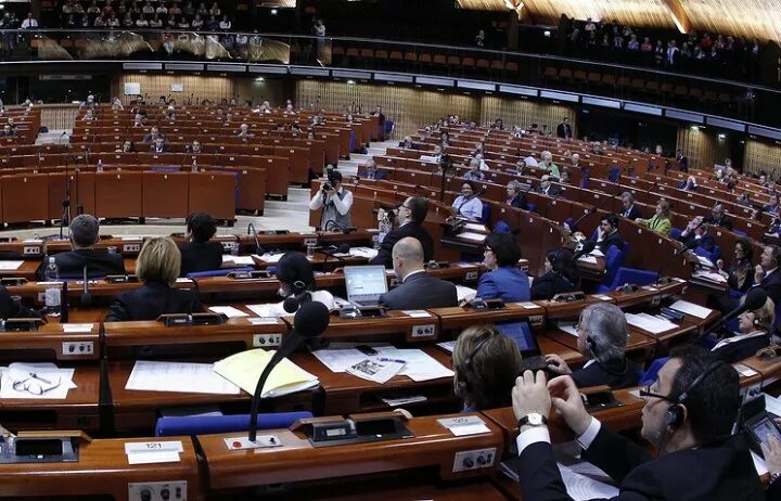зал заседаний парламентской ассамблеи совета европы в страсбурге. языки пасе. парламентская ассамблея совета европы (пасе). зал заседаний парламентской ассамблеи совета европы в страсбурге. консультативная ассамблея совета европы.