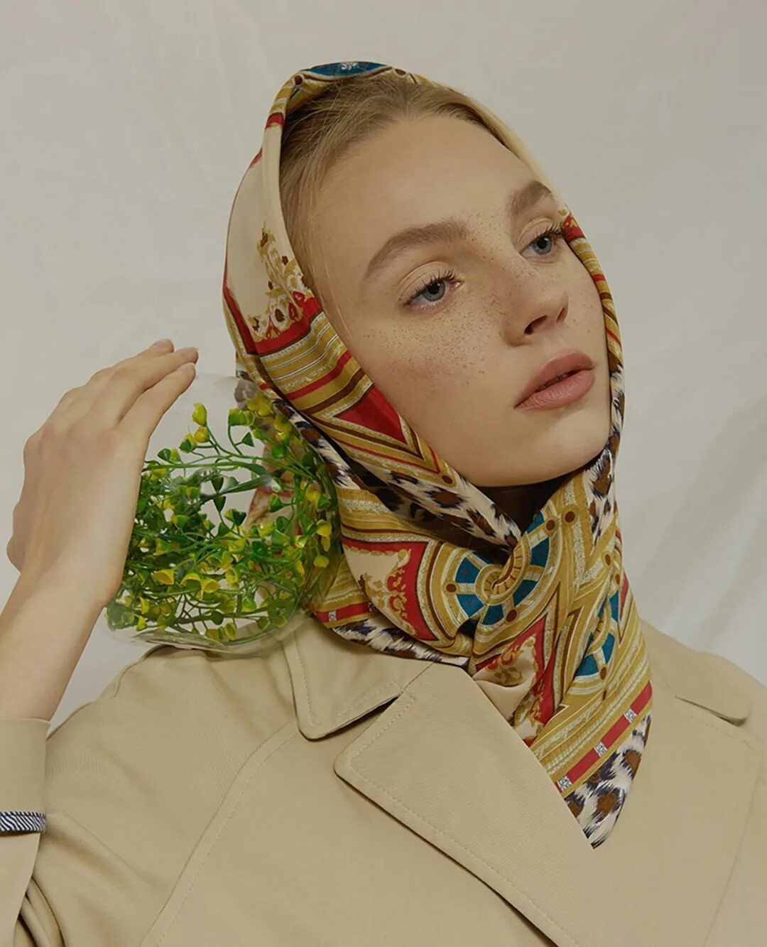 Платки модель. Современные платки на голову. Модель в платке. Платок в современной моде. Современная девушка в платке.