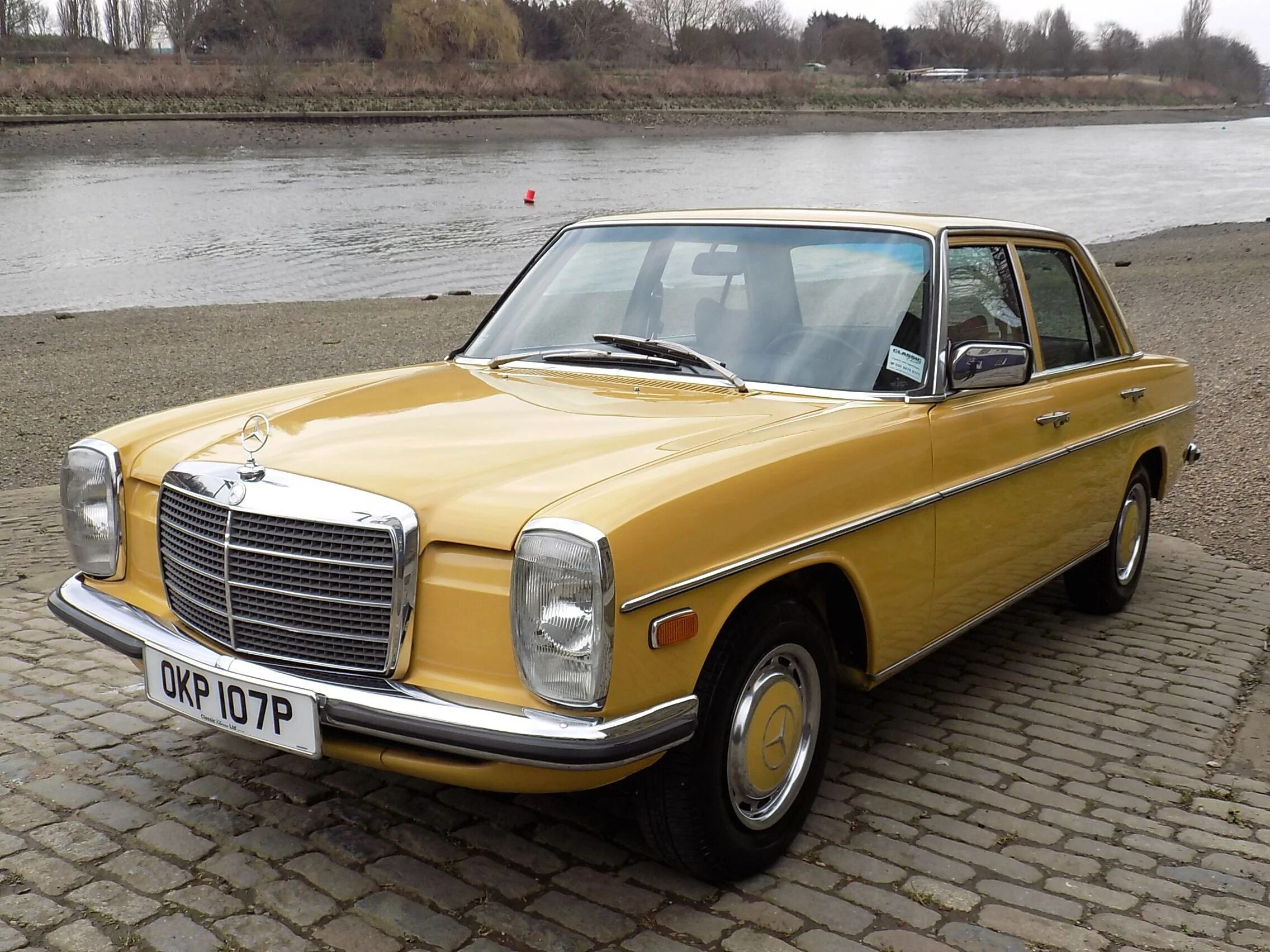 Купить б/у Mercedes-Benz W115 1968-1977 230 2.3 MT (110 л.с.) бензин механика в 