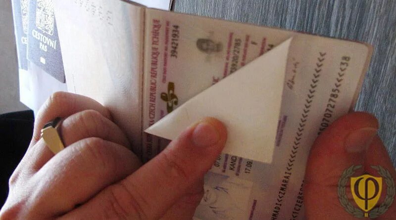 Девушке выдали фальшивые документы и она. Липовые права. Девушке выдали фальшивые документы и она. Подделка документов. Распознать фальшивые купюры.