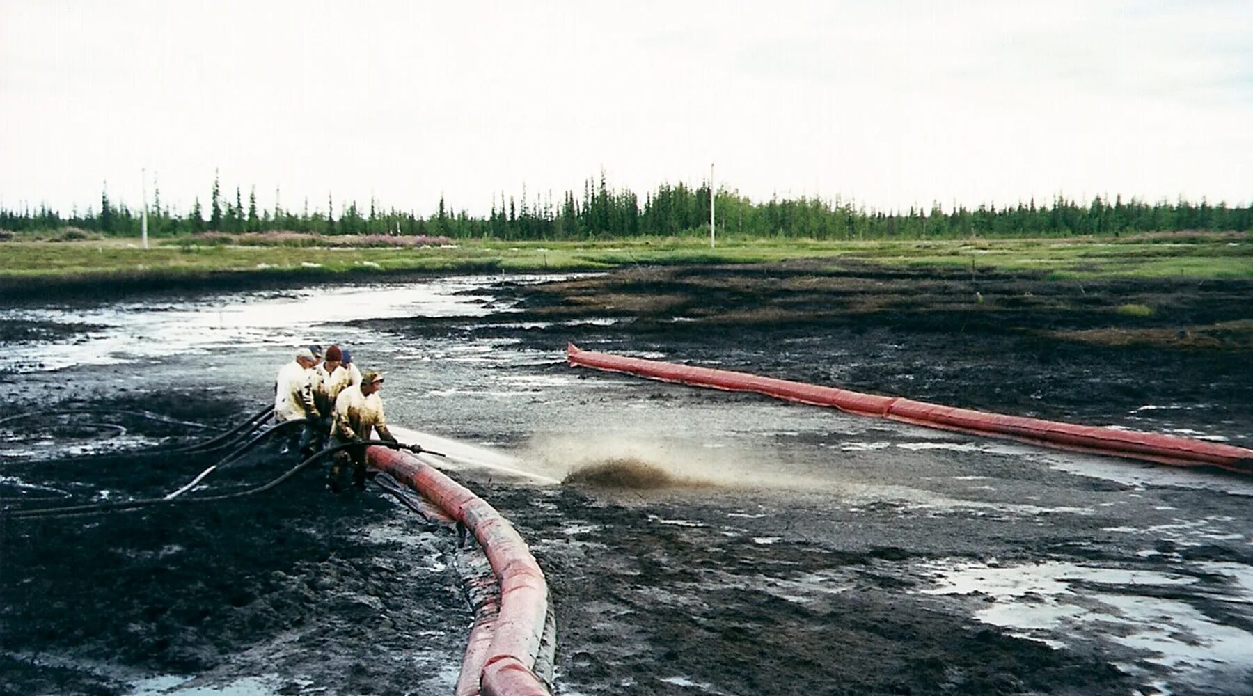 Между двумя реками люди прорыли. Усинская катастрофа 1994. Разлив нефти в Усинске 1994 год. 1994 Год разлив нефти в Республике Коми. Усинская катастрофа в 1994 году.