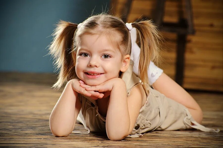 Ребенок. Девочка. Дети на свежем воздухе. Дети играют. Составляет не менее пяти лет.