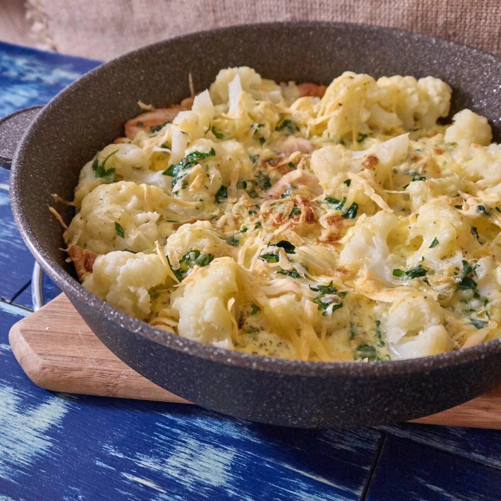 Омлет с цветной капустой. Цветная капуста с курицей. Омлет с цветной капустой в духовке. Цветная капуста на сковороде. Грудка капуста картошка