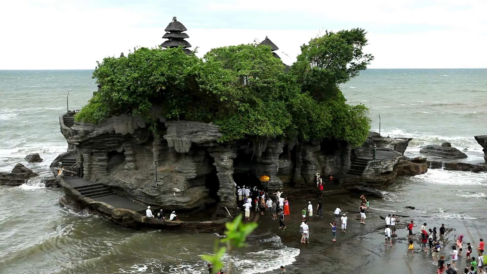 Площадь бали. Храм Пура Танах лот. Пура Танах лот Бали. Бали площадь острова. Табанан остров Бали.