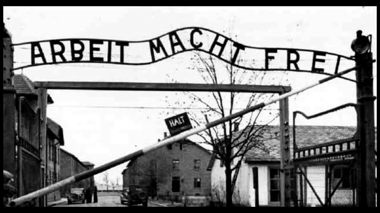 Труд освобождает. Освенцим концлагерь надпись на воротах. Дахау концентрационный лагерь надпись. Труд освобождает надпись на воротах.