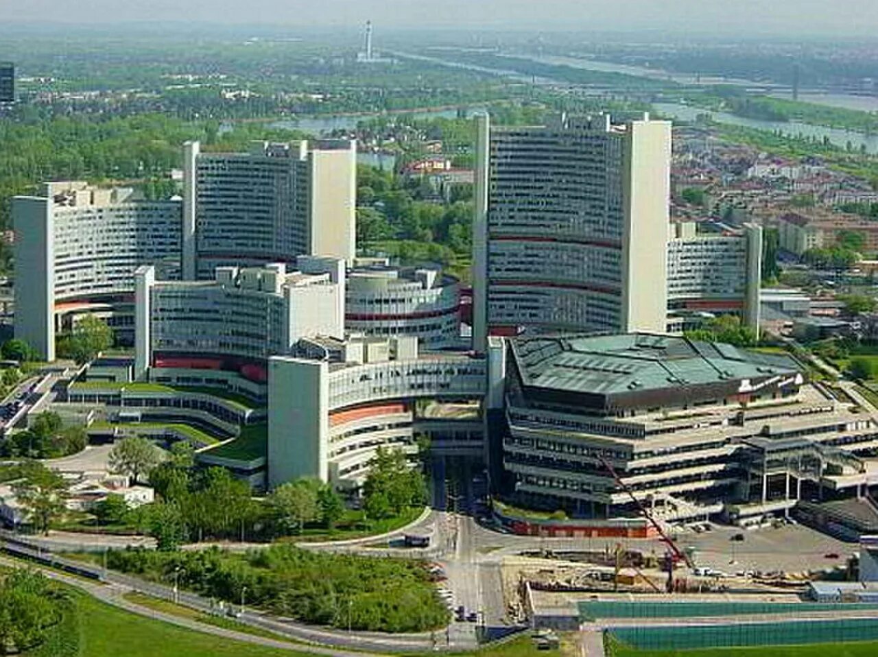 Центр оон. Вена Международный центр МАГАТЭ. Штаб квартира ООН В Вене. Штаб квартира МАГАТЭ В Вене. Здание ООН В Вене.