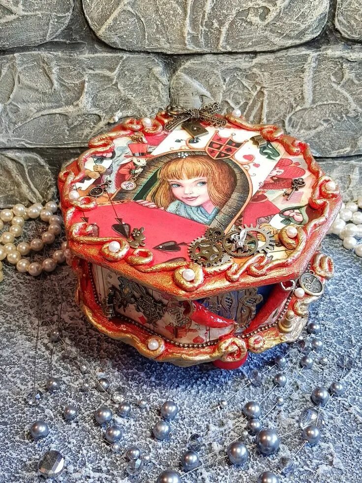 Шкатулки маккензи чайлдс. Шкатулка алисы. Декупаж алиса. Шкатулка алисы. Майолика шкатулка алиса в стране чудес.