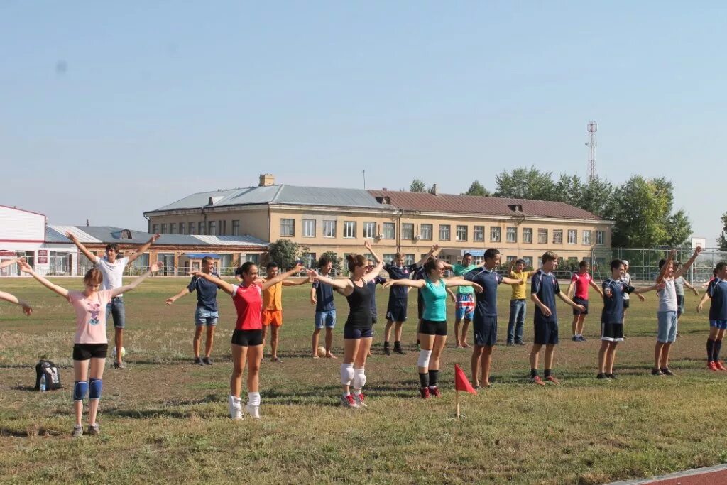 Точный прогноз погоды в кизильском. Стадион Кизильское. Путь октября Кизильского района. Кизильское Челябинская область. Урал поселок Кизильский район школа.