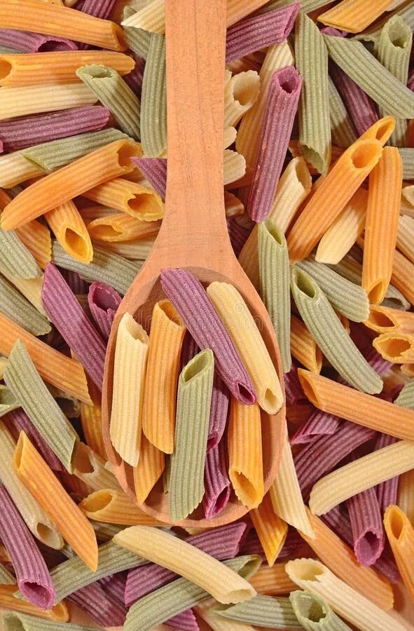 Цветные макароны. Цветная итальянская паста. Цветные макароны Италия. Пенне макароны разноцветные.