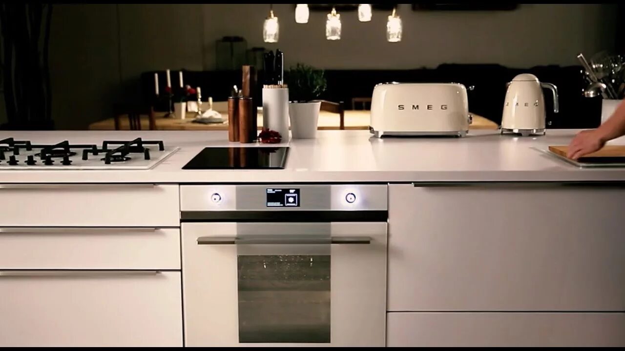 Сервис смег. Чайник Smeg klf05bleu. Чайник Smeg klf03creu. Smeg чайник белый матовый. Чайник Смег в интерьере.