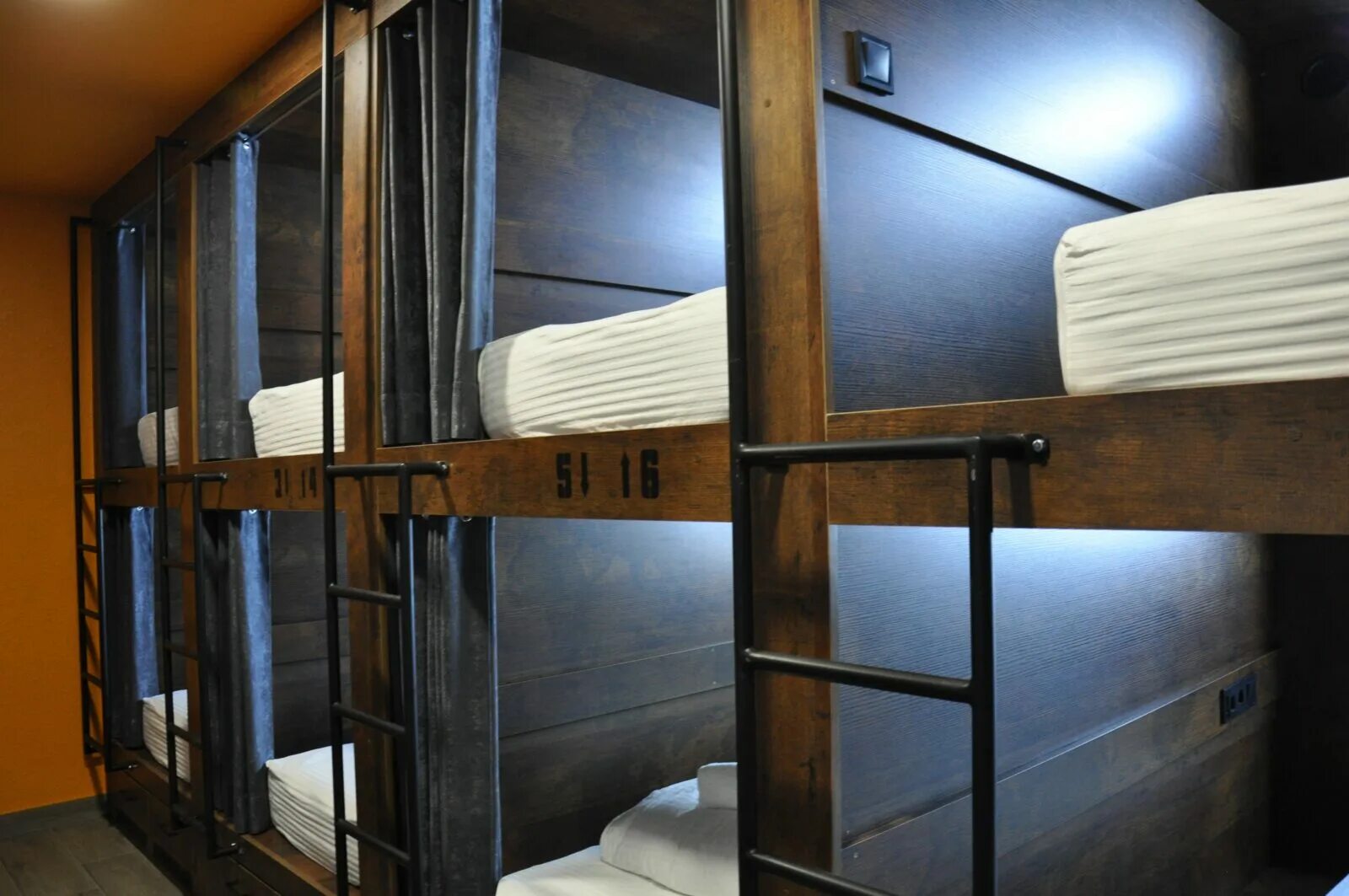 Капсульный отель хостел. Капсульный отель (capsule hotel), гаага. Современный хостел капсульный. Хостел никитинская капсула. Хостел капсула.