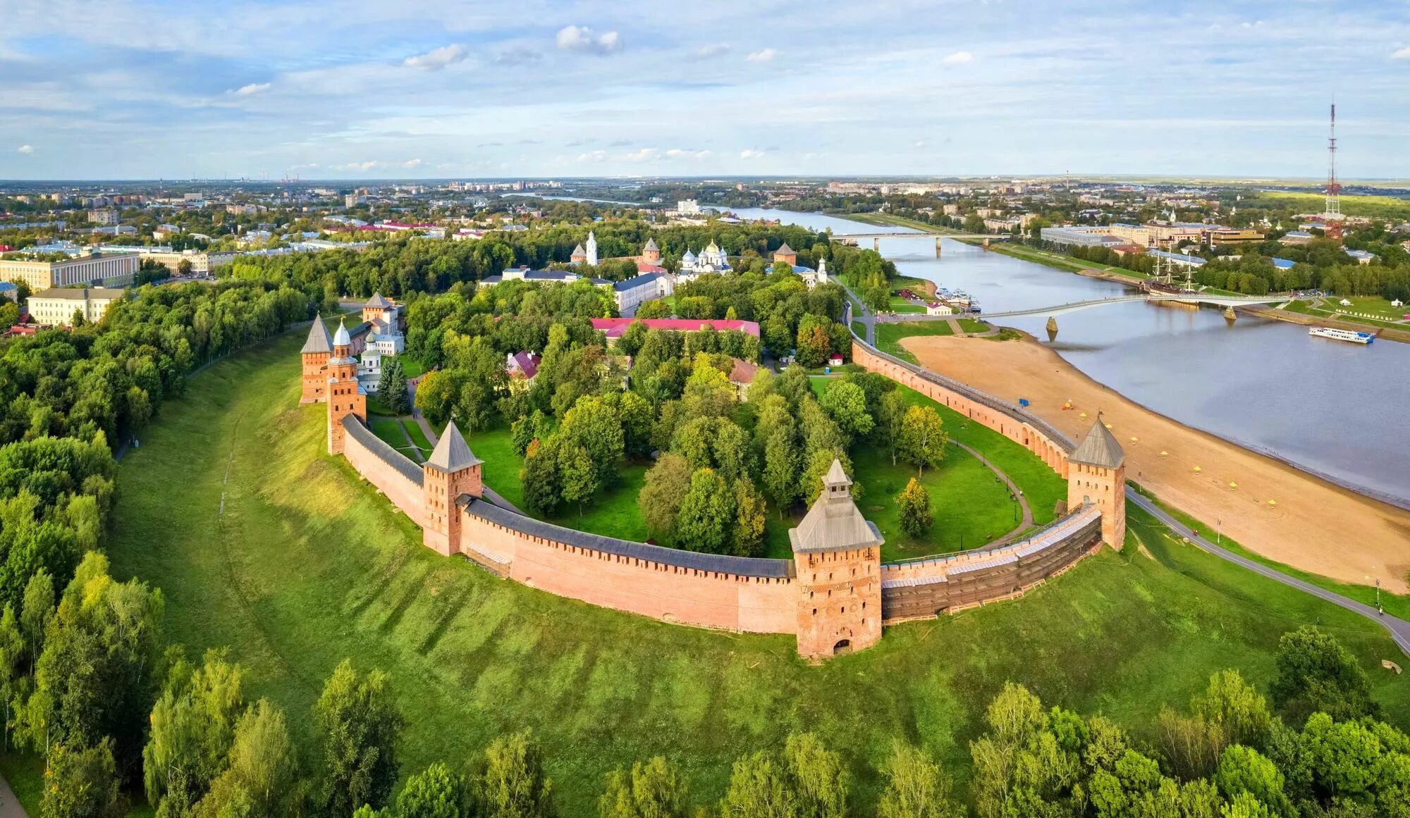 Ий новгород. Новгородский Детинец Великий Новгород. Новгородский Кремль Детинец. Великий Новгород Детинец Кремль. Новгородский Детинец достопримечательности Великого Новгорода.