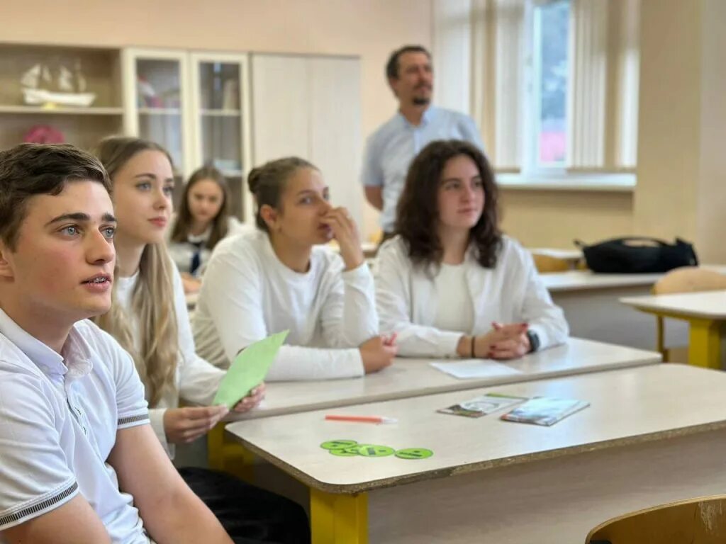 Школьники 9 класс. Спорт молодежь. Профориентация для подростков. Сочи студенты. Сочи фестиваль молодежи и студентов 2017 международный.